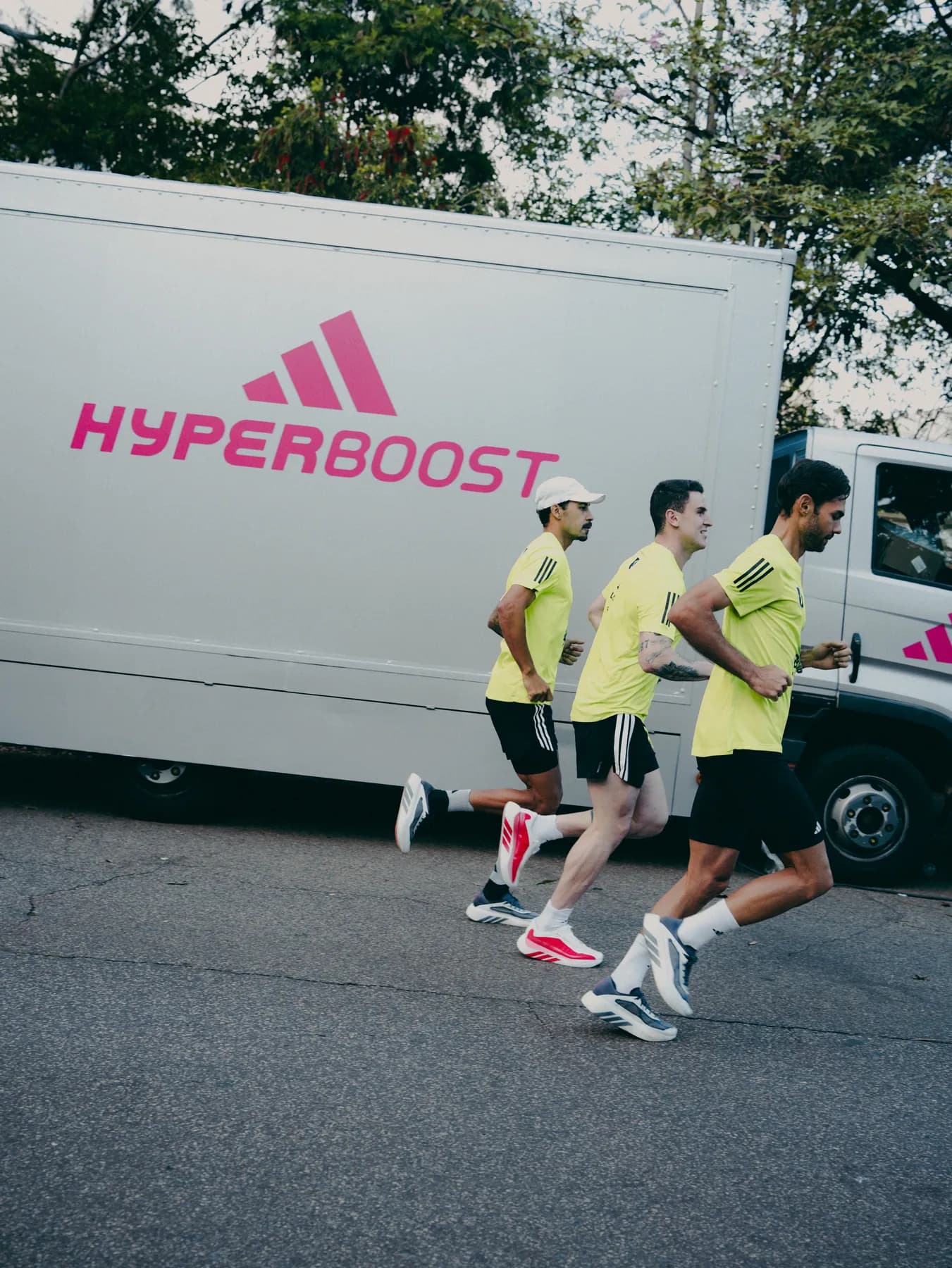 Corredores passando pelo caminhão Hyperboost